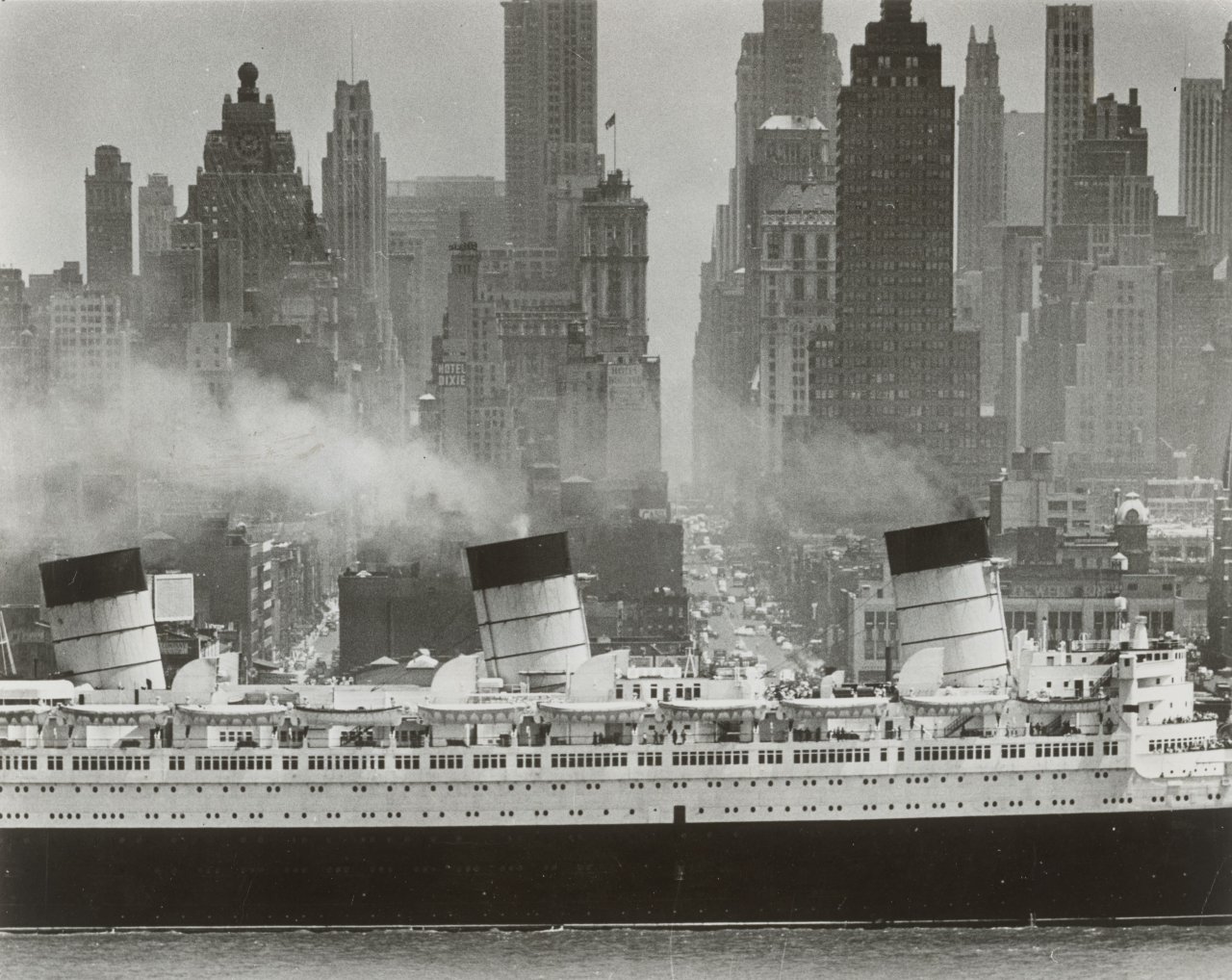 Auf diesem Bild ist das folgende Kunstwerk zu sehen: Andreas Feininger. Queen Mary, Hudson River, New York. 1946.