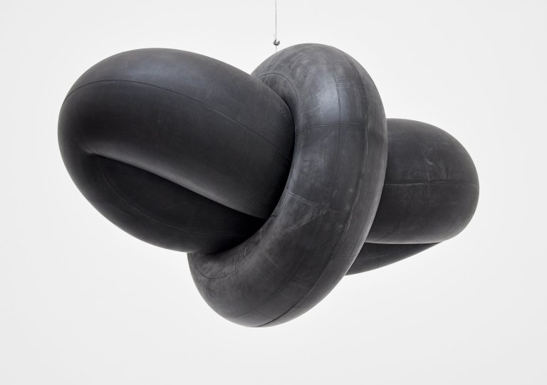Auf diesem Bild ist das folgende Kunstwerk zu sehen: Michael Sailstorfer. „Wolke“. 2012.