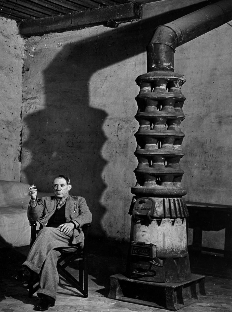Auf diesem Bild ist das folgende Kunstwerk zu sehen:  Brassaï (d.i. Halász, Gyula). Picasso dans son atelier Rue des Grands Augustins. 1939.
