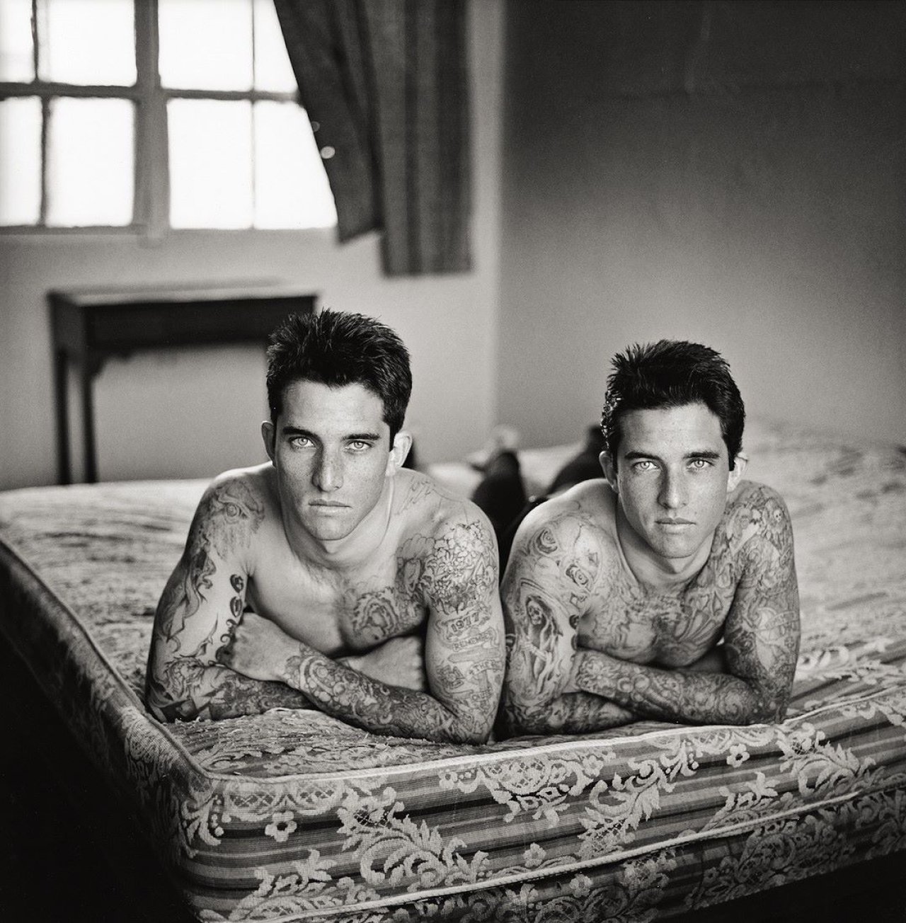 Auf diesem Bild ist das folgende Kunstwerk zu sehen: Ken Probst. „Tattooed Twins, San Diego“. 1989.