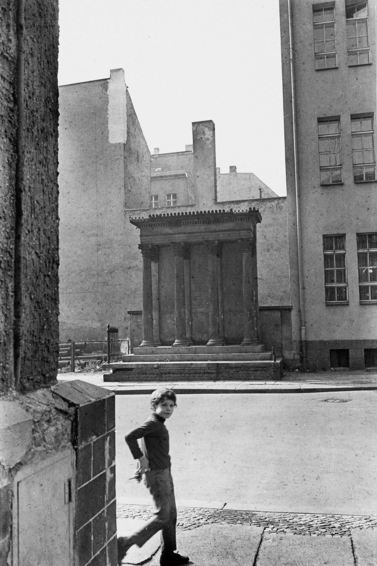 Auf diesem Bild ist das folgende Kunstwerk zu sehen: Evelyn Richter. „Berlin“ (Koppenplatz, Berlin-Mitte). Um 1971.