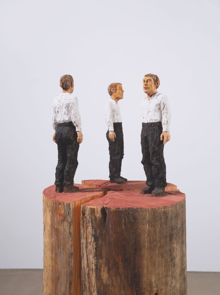 Auf diesem Bild ist das folgende Kunstwerk zu sehen: Stephan Balkenhol. Drei Männer. 2002.