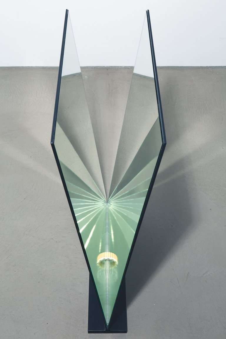 Auf diesem Bild ist das folgende Kunstwerk zu sehen: Alicja Kwade. „Never Ending Stories“. 2008.
