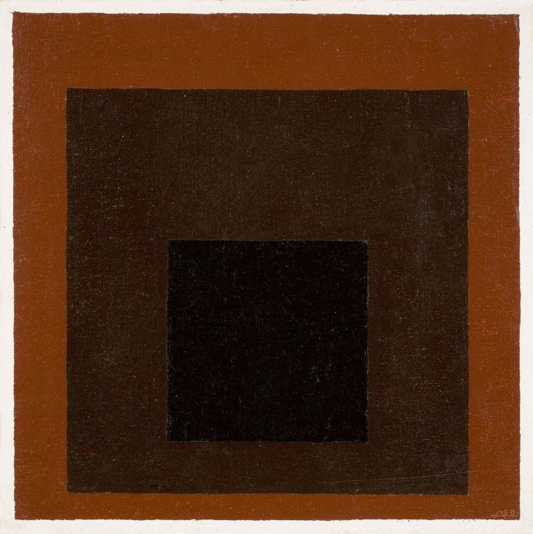 Auf diesem Bild ist das folgende Kunstwerk zu sehen: Josef Albers. „Homage to the Square: Black in Deep Brown + Deep Red“. 1958.