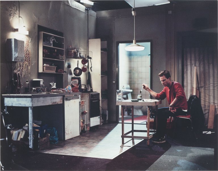 Auf diesem Bild ist das folgende Kunstwerk zu sehen: Julian Rosefeldt. „The Soundmaker“ (Nr. 3, Serie 1) aus: Trilogy of Failure (Part 1). 2004.