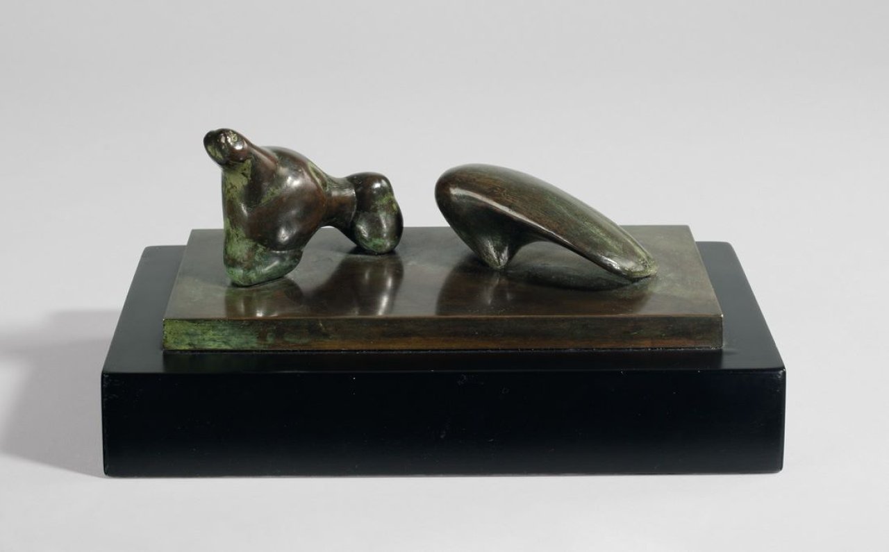 Auf diesem Bild ist das folgende Kunstwerk zu sehen: Henry Moore. „Two Piece Reclining Figure: Arch“. 1981.
