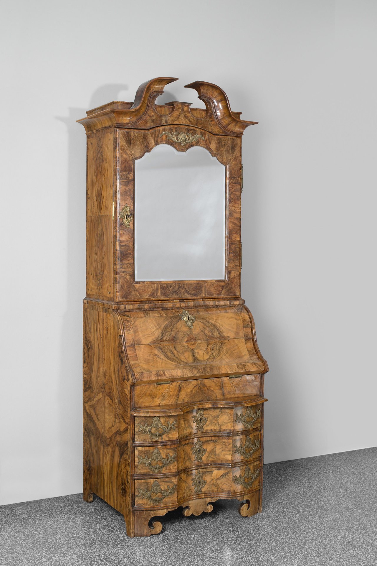 Auf diesem Bild ist das folgende Kunstwerk zu sehen:  Dresdner Hoftischler. Aufsatzschreibschrank mit Spiegelglas. Um 1720/30.