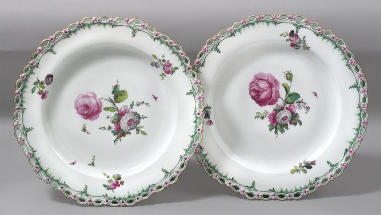 Auf diesem Bild ist das folgende Kunstwerk zu sehen:  KPM Königliche Porzellan-Manufaktur Berlin. Zwei Dessertteller Königsglatt durchbrochen mit Blumen in Dreifarbenmalerei. Um 1780.