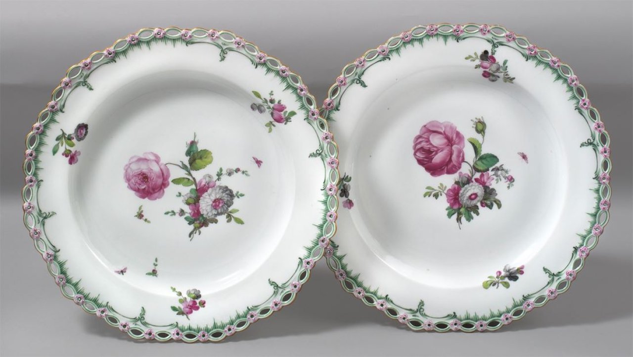 Auf diesem Bild ist das folgende Kunstwerk zu sehen:  KPM Königliche Porzellan-Manufaktur Berlin. Zwei Dessertteller Königsglatt durchbrochen mit Blumen in Dreifarbenmalerei. Um 1780.