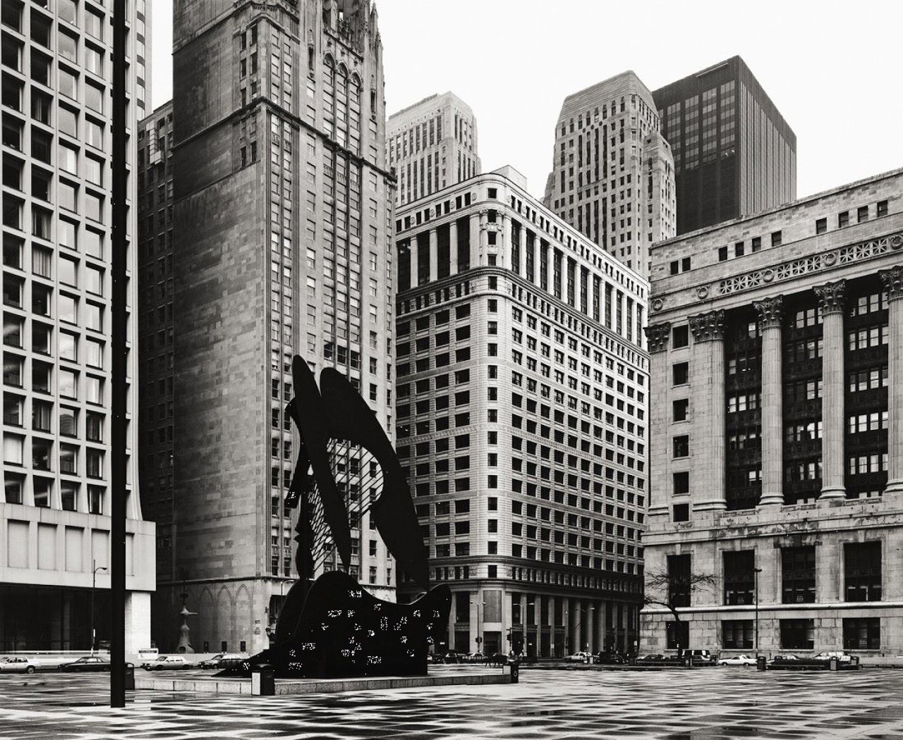 Auf diesem Bild ist das folgende Kunstwerk zu sehen: Thomas Struth. „Daley Plaza, Chicago“. 1990.