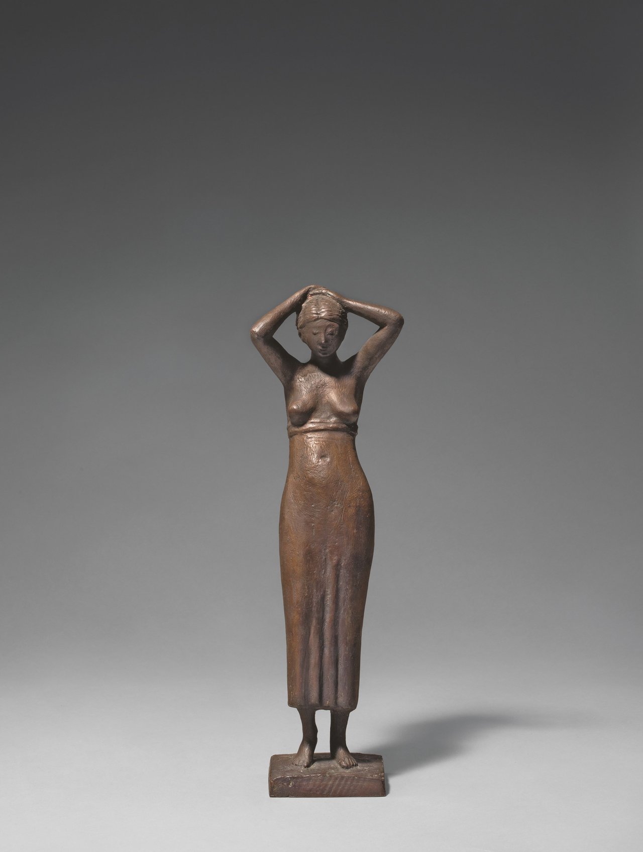 Auf diesem Bild ist das folgende Kunstwerk zu sehen: Gerhard Marcks. „Elaine halbbekleidet“. 1978.