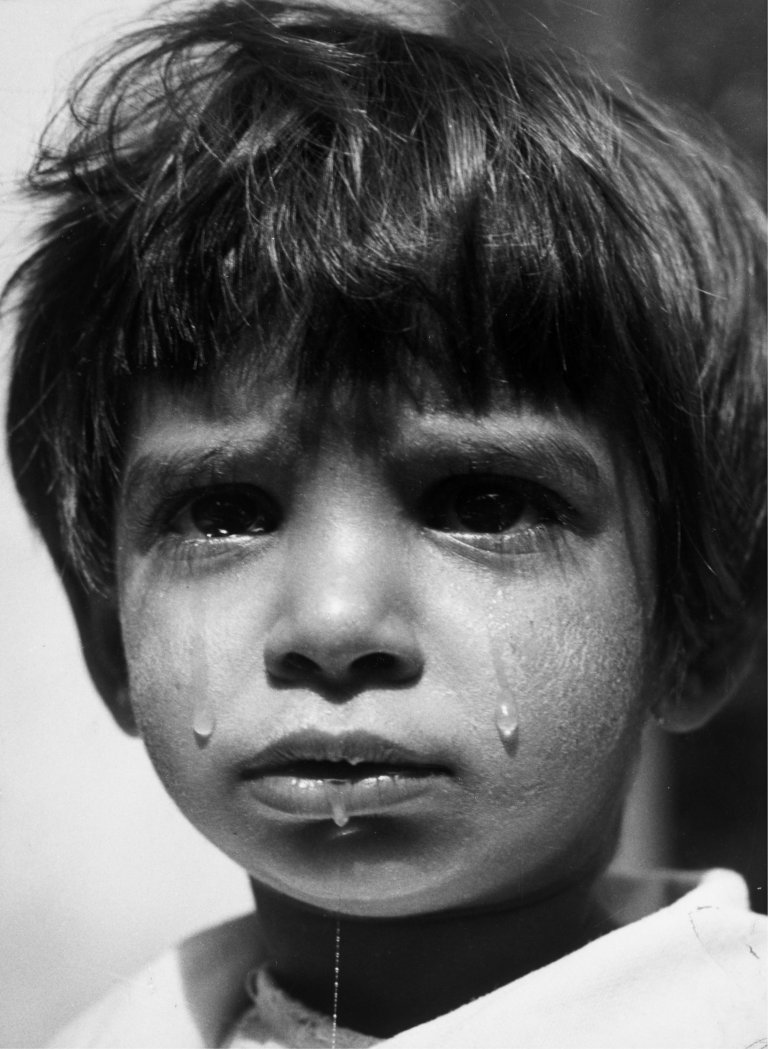 Auf diesem Bild ist das folgende Kunstwerk zu sehen: Werner Bischof. Weinendes Mädchen. Im Kinderdorf Hajdúhadház, Ungarn. 1947.