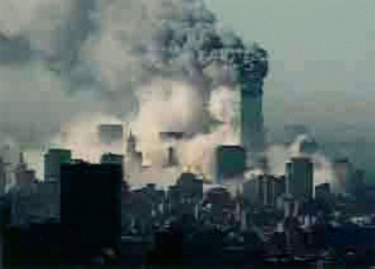 Auf diesem Bild ist das folgende Kunstwerk zu sehen: Thomas Ruff. JPEG NY 03 (9/11 World Trade Center). 2004.