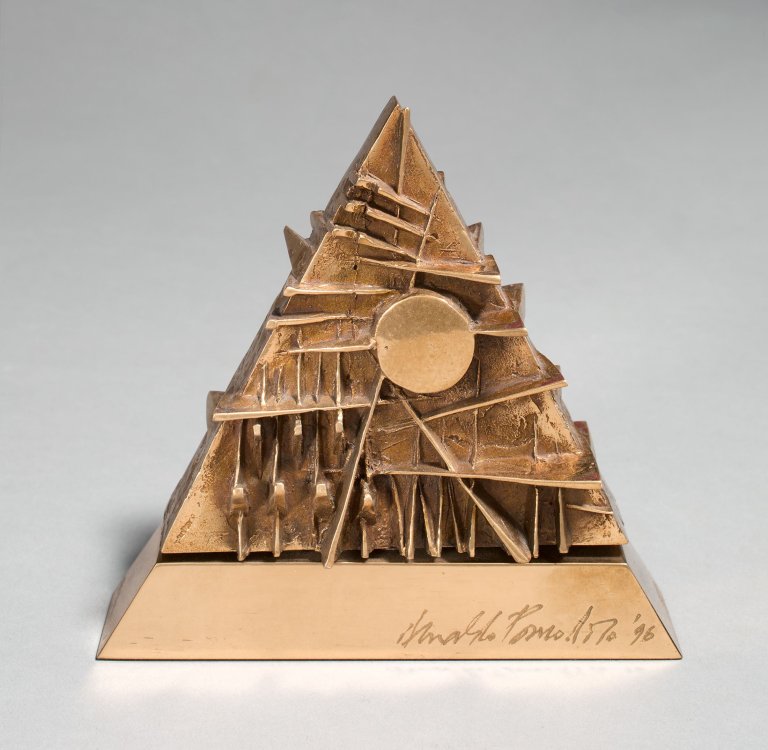 Auf diesem Bild ist das folgende Kunstwerk zu sehen: Arnaldo Pomodoro. Pyramide. 1996.