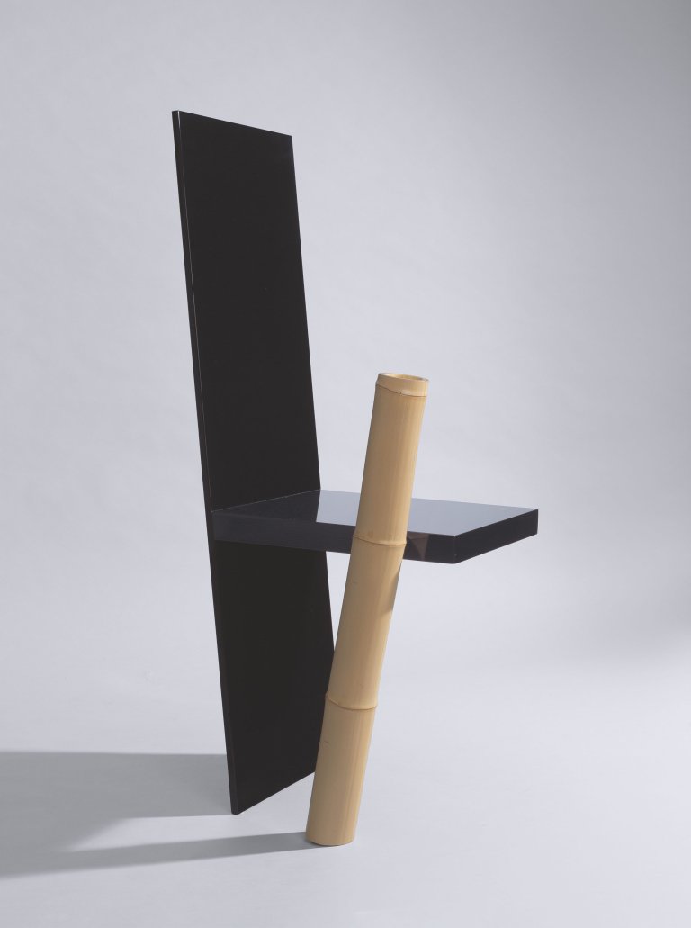 Auf diesem Bild ist das folgende Kunstwerk zu sehen: Robert Wilson. Waiting Chair, aus „Madame Butterfly“. 1993.