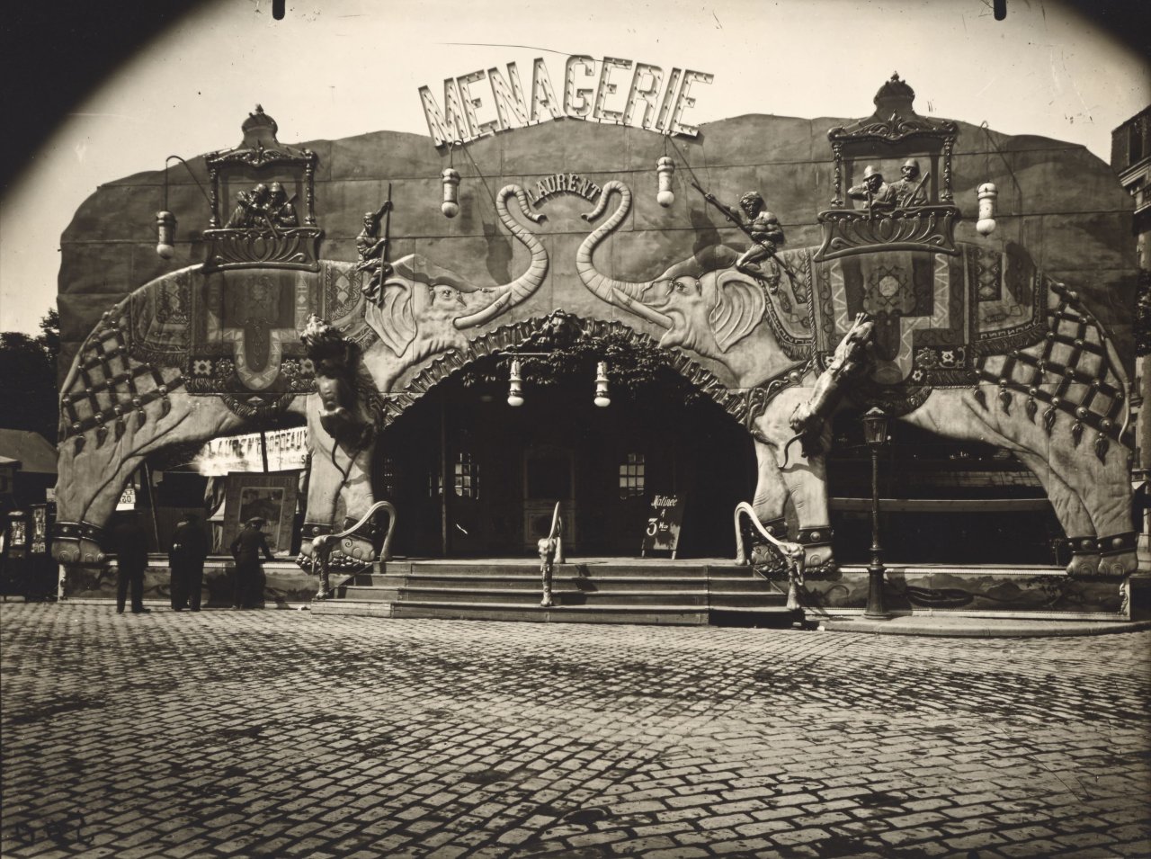 Auf diesem Bild ist das folgende Kunstwerk zu sehen: Eugène Atget. Foire du Trône. Ménagerie des Frères Laurent. Paris. 1914.
