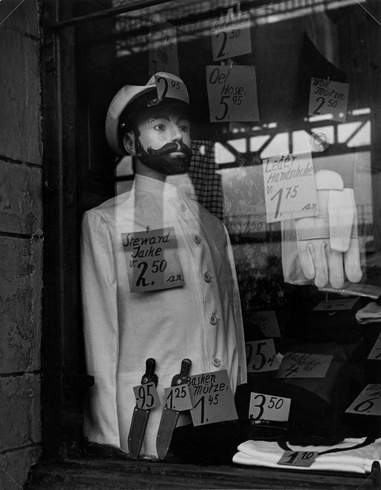 Auf diesem Bild ist das folgende Kunstwerk zu sehen: Herbert List. Ohne Titel (Seemannsbedarf, Hamburg). 1930.