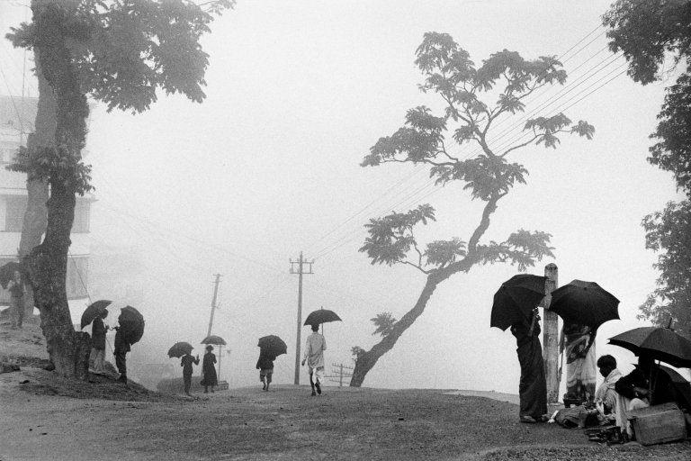 Auf diesem Bild ist das folgende Kunstwerk zu sehen: Marc Riboud. „Darjeeling“. 1956.