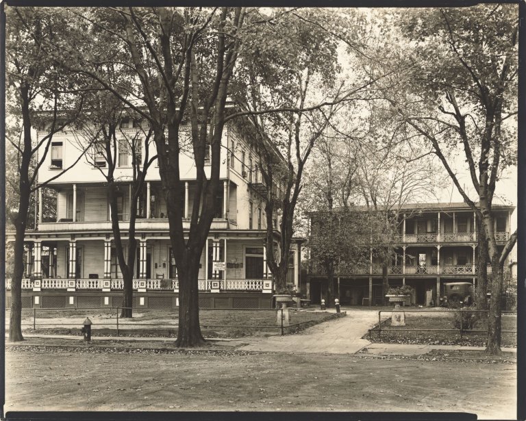 Auf diesem Bild ist das folgende Kunstwerk zu sehen: Berenice Abbott. Fort Lowry Hotel, 8868 17th Avenue, Bath Beach, Brooklyn, New York. 1936.