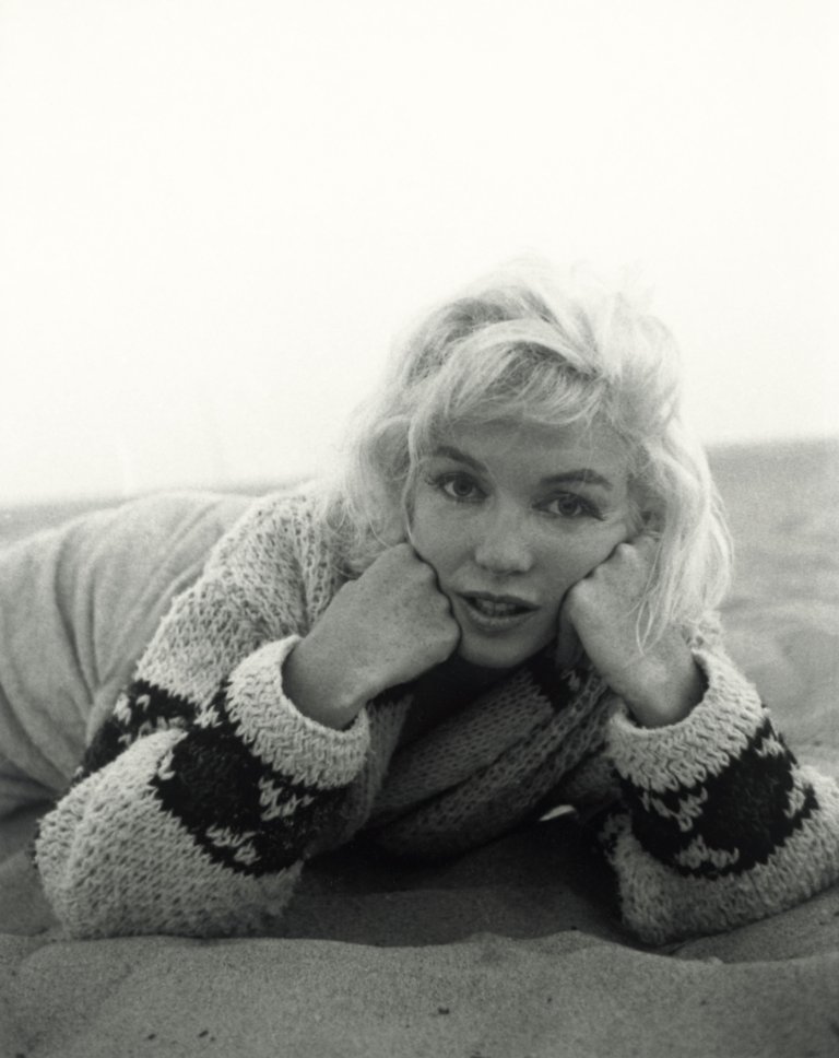Auf diesem Bild ist das folgende Kunstwerk zu sehen: George Barris. Marilyn Monroe in Santa Monica Beach in July. 1962.