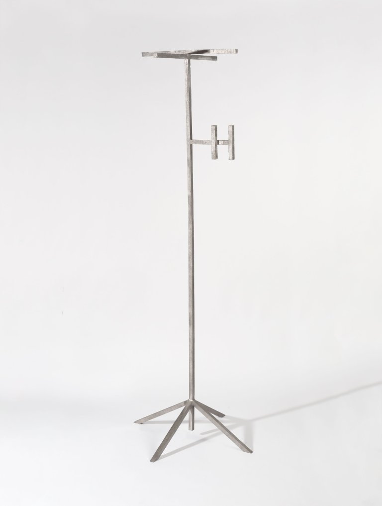 Auf diesem Bild ist das folgende Kunstwerk zu sehen: Michael Sailstorfer. „Antenne (Kleiderständer) 27“.