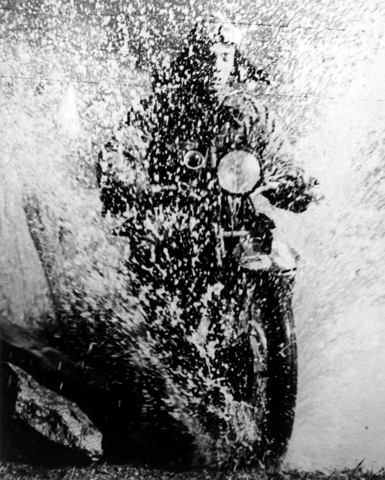 Auf diesem Bild ist das folgende Kunstwerk zu sehen: Martin Munkácsi (d.i. Márton Memelstein). Motorcyclist, Budapest. Um 1923.