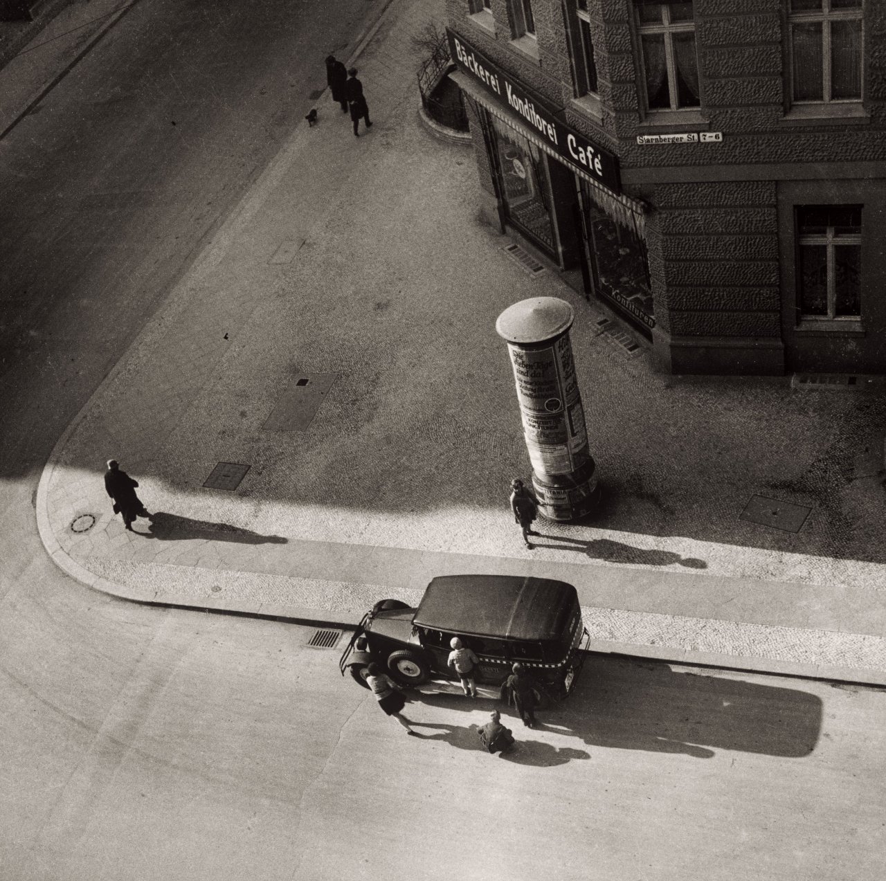 Auf diesem Bild ist das folgende Kunstwerk zu sehen: Eva  Besnyö. Starnberger Straße, Berlin. 1931.