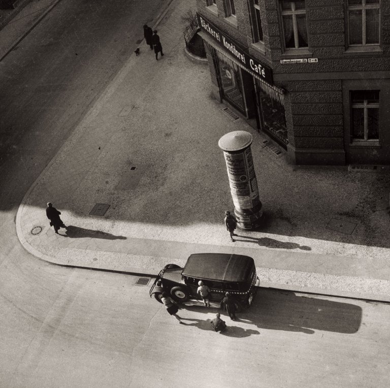 Auf diesem Bild ist das folgende Kunstwerk zu sehen: Eva  Besnyö. Starnberger Straße, Berlin. 1931.