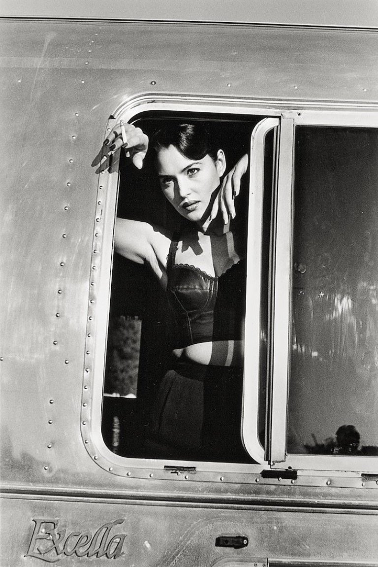 Auf diesem Bild ist das folgende Kunstwerk zu sehen: Pamela Hanson. „Monica Bellucci, Paris“. 1994.