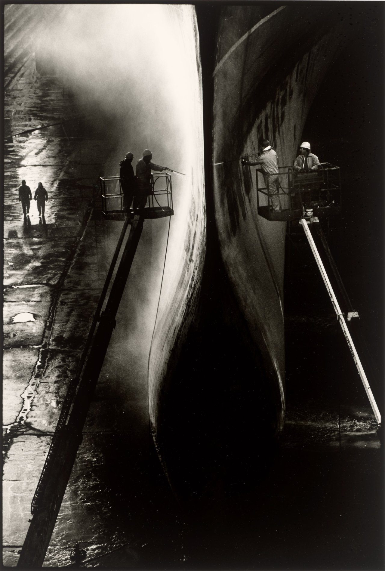 Auf diesem Bild ist das folgende Kunstwerk zu sehen: Bruce Davidson. Southampton. The 'Queen Elizabeth 2' in Dry dock for Maintenance. 1996.