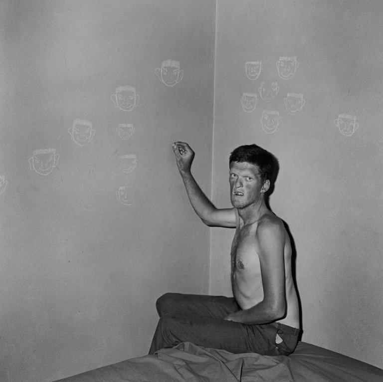Auf diesem Bild ist das folgende Kunstwerk zu sehen: Roger Ballen. „Untitled“ (Man drawing Chalk Faces). 2000.