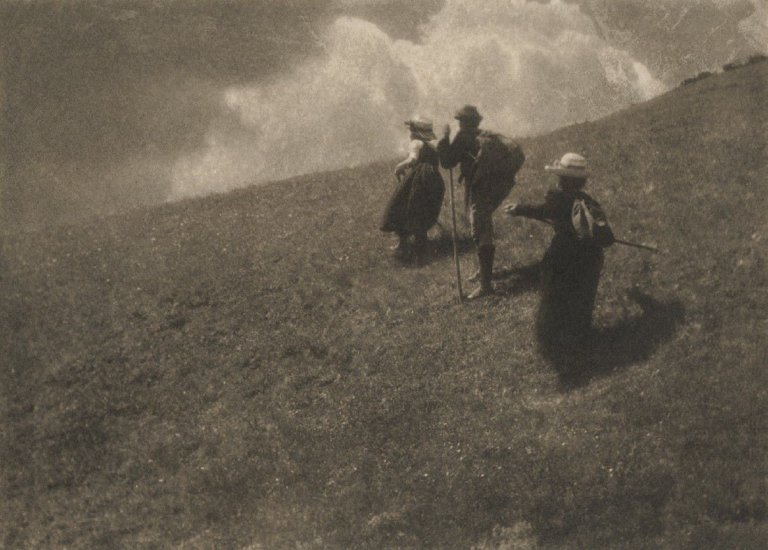 Auf diesem Bild ist das folgende Kunstwerk zu sehen: Heinrich Kühn. Wanderer vor einer Wolke.  Um 1914.