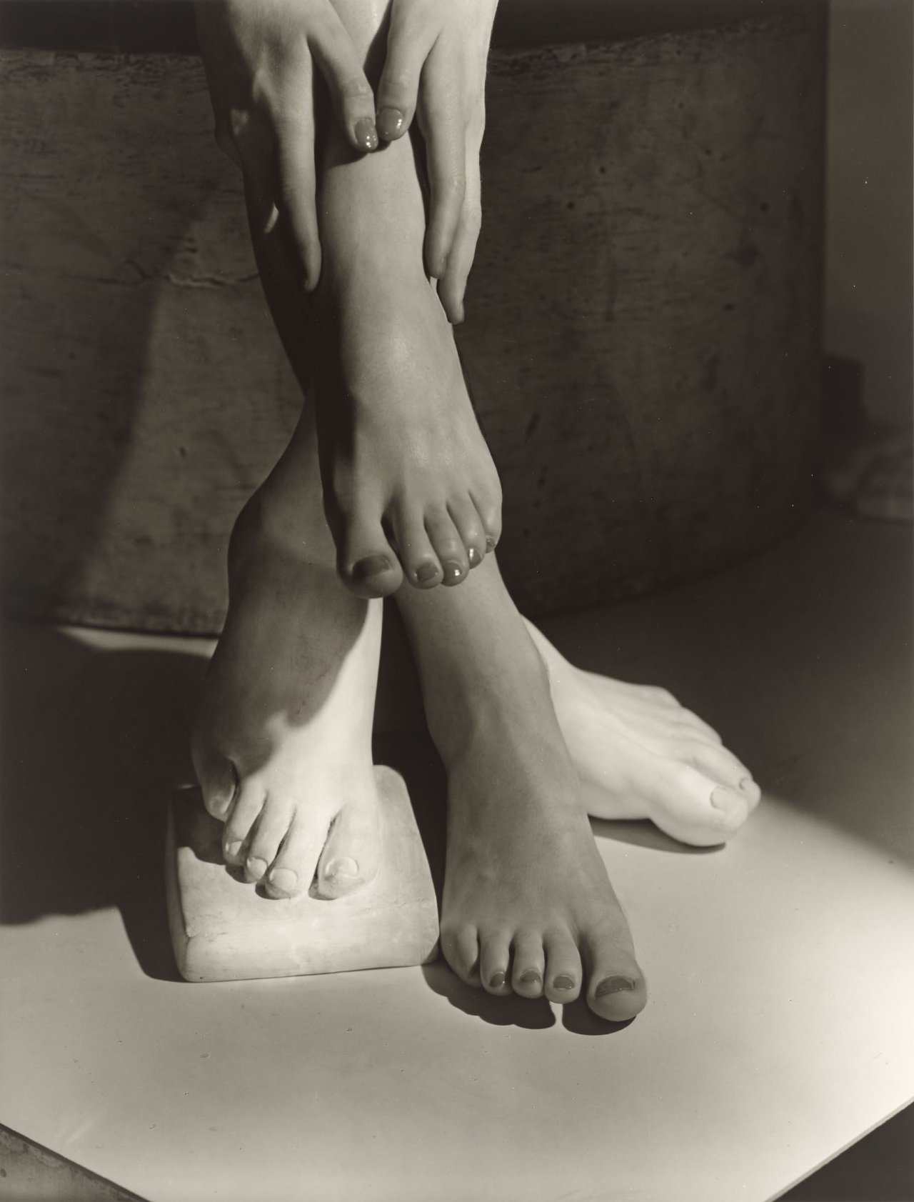 Auf diesem Bild ist das folgende Kunstwerk zu sehen: Horst P. Horst (d.i. Horst Paul Albert Bohrmann). Barefoot Beauty, N.Y. 1941.