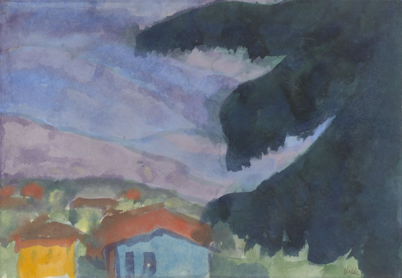 Auf diesem Bild ist das folgende Kunstwerk zu sehen: Emil Nolde. „Violette Berglandschaft (dunkle Tanne und Häuser)“. 1920er-Jahre.