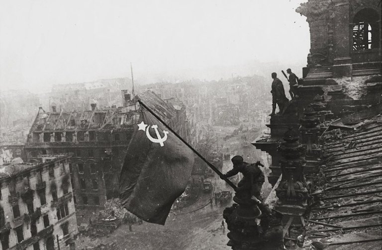 Auf diesem Bild ist das folgende Kunstwerk zu sehen: Jewgeni Chaldej. Auf dem Berliner Reichstag, 2. Mai 1945.