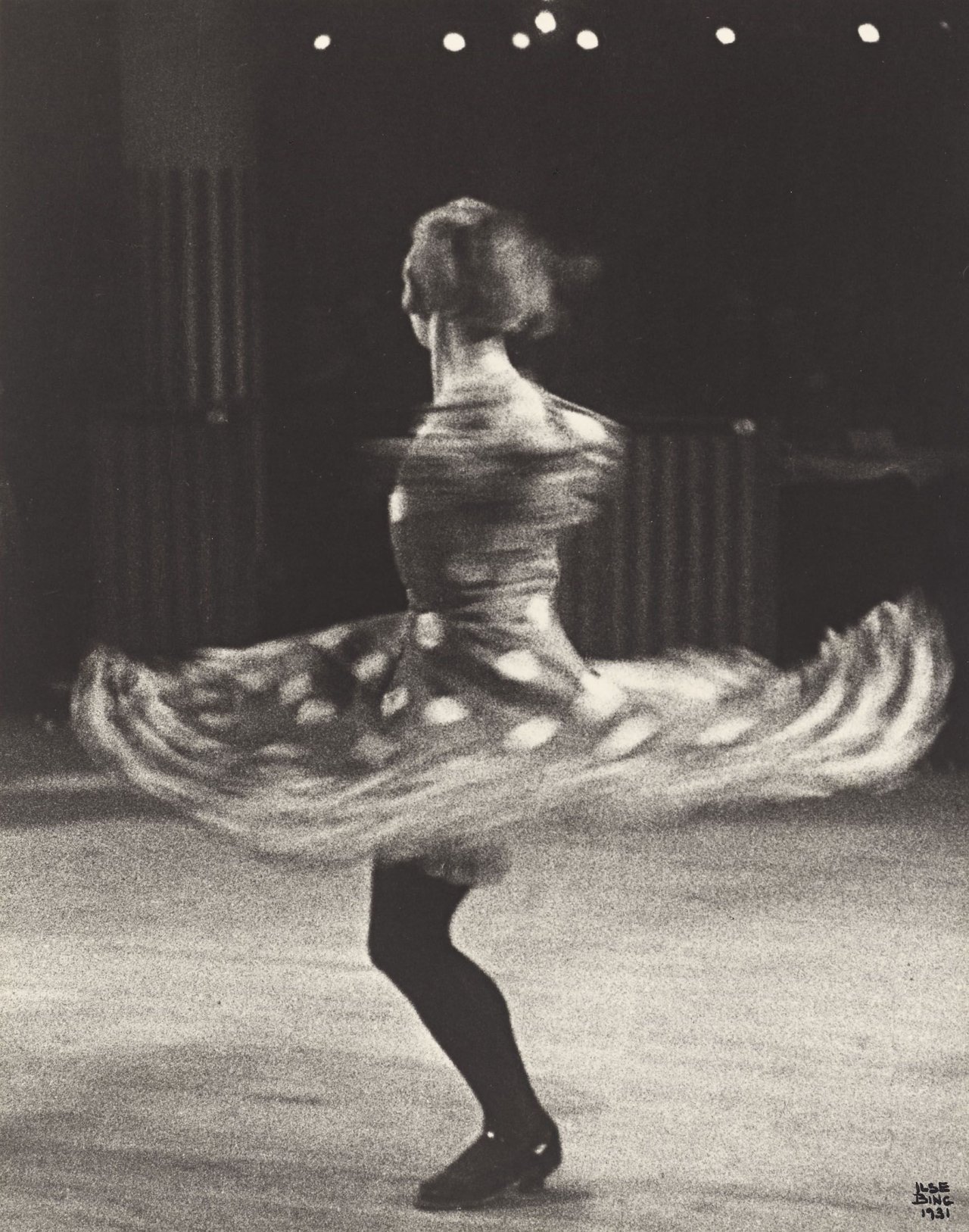 Auf diesem Bild ist das folgende Kunstwerk zu sehen: Ilse Bing. „Danceuse. French Cancan. Paris Moulin Rouge“. 1931.