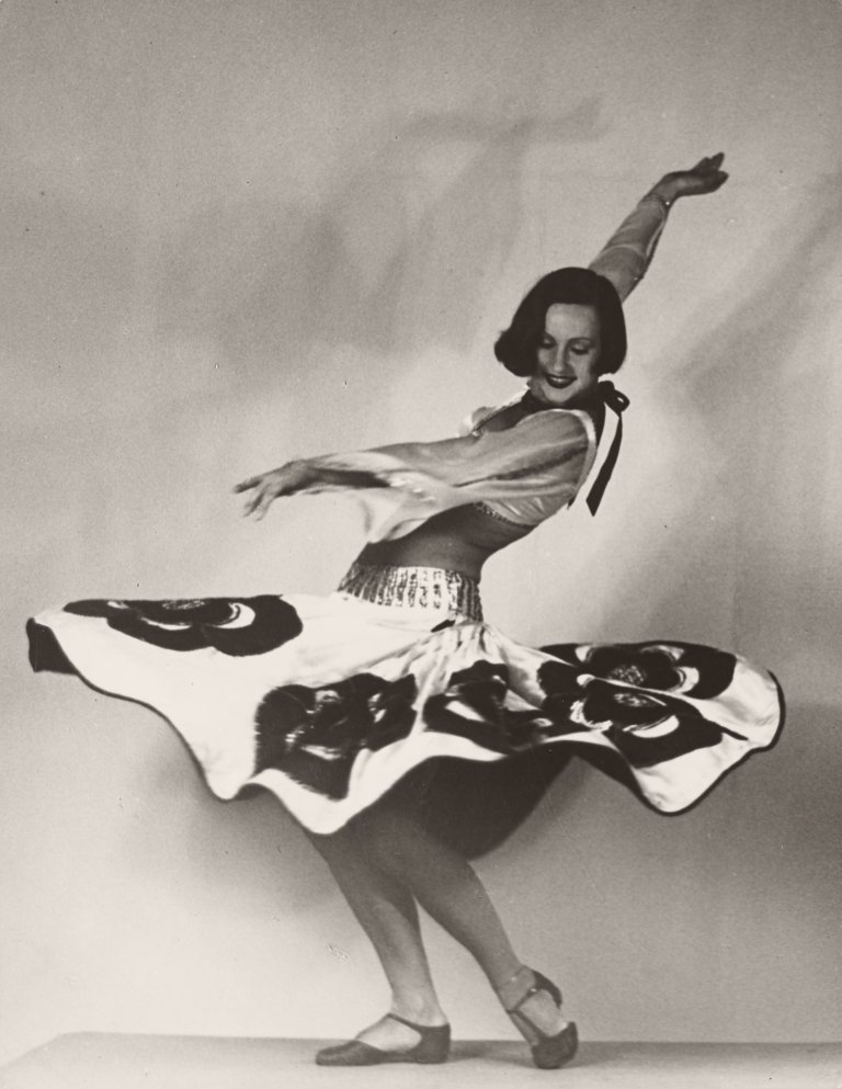 Auf diesem Bild ist das folgende Kunstwerk zu sehen: Lotte Jacobi. Tänzerin Ines Wellin. Um 1928/34.