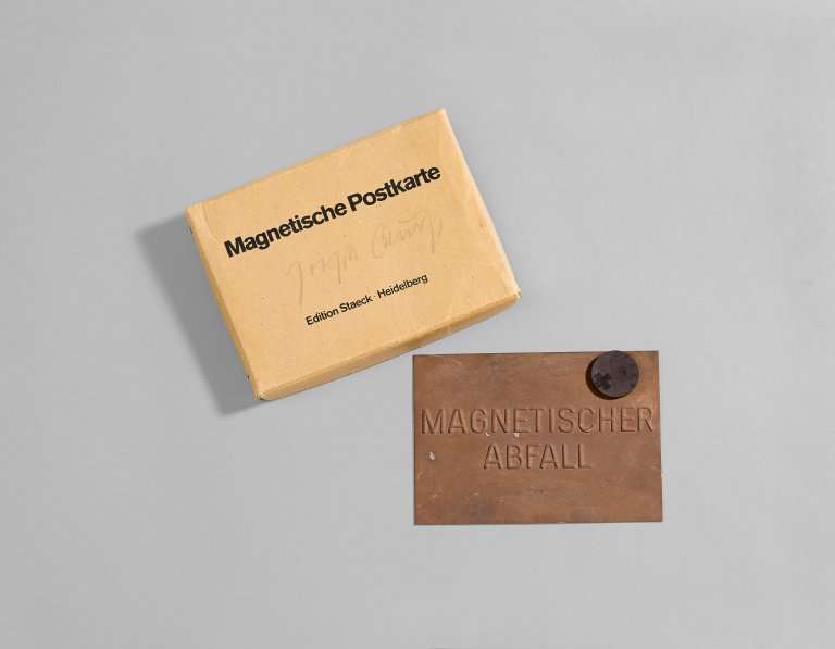 Auf diesem Bild ist das folgende Kunstwerk zu sehen: Joseph Beuys. „Magnetische Postkarte“. 1975.