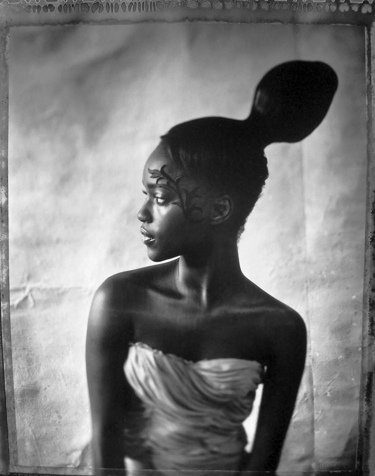 Auf diesem Bild ist das folgende Kunstwerk zu sehen: Cathleen Naundorf. „Fatou, John Galliano prêt-à-porter été 2005“ . 2005.