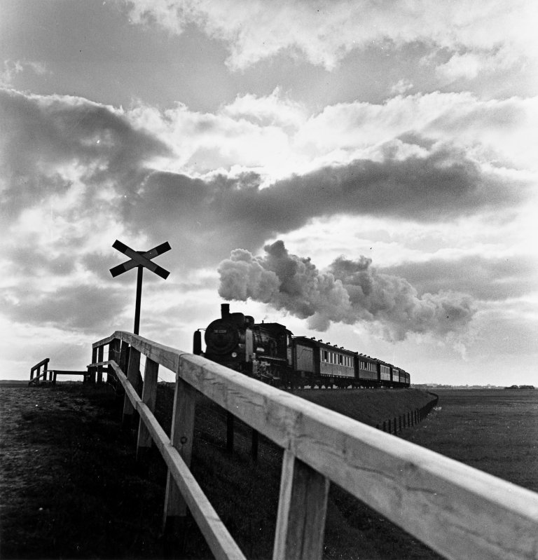Auf diesem Bild ist das folgende Kunstwerk zu sehen: Bleicke Bleicken. Der Zug kommt (Keitum). 1931–1935.
