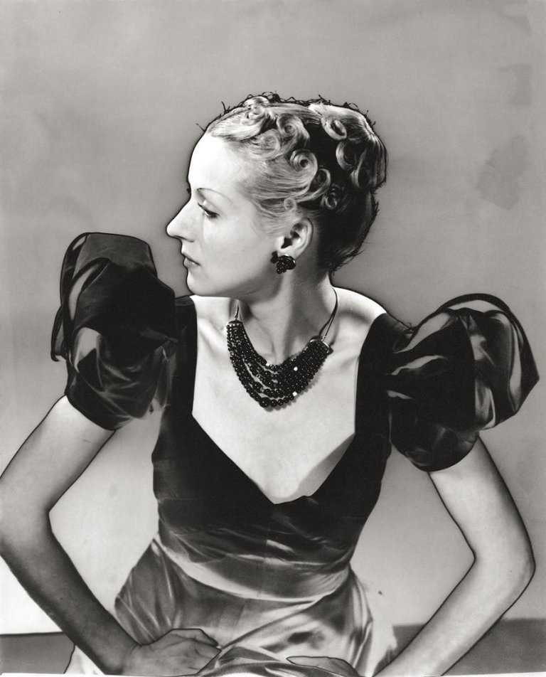Auf diesem Bild ist das folgende Kunstwerk zu sehen:  Man Ray. Ohne Titel (Modeaufnahme), Solarisation. 1930.