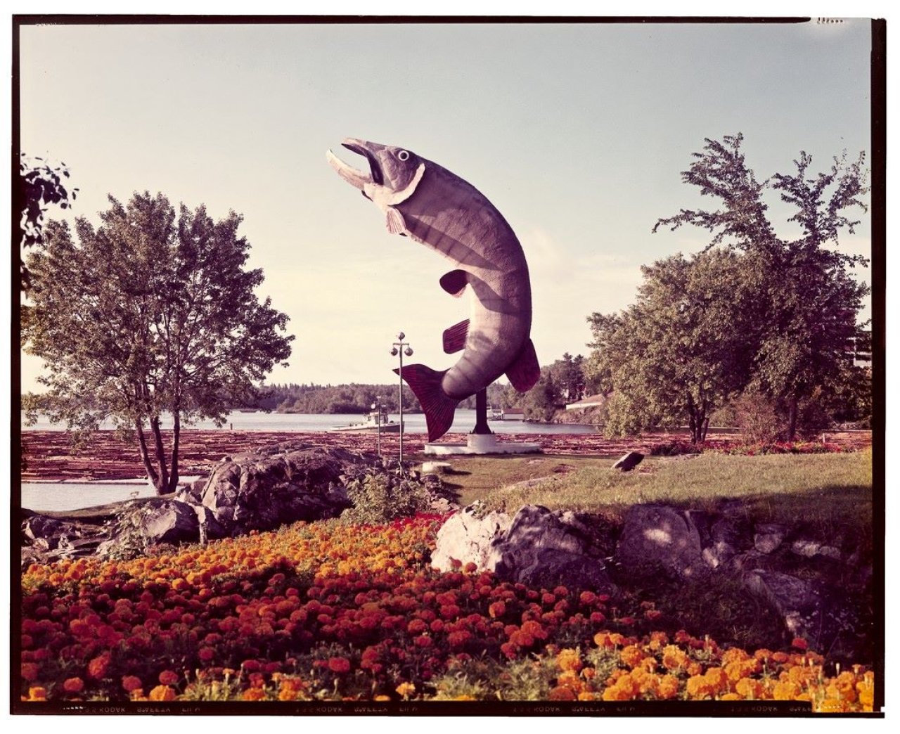 Auf diesem Bild ist das folgende Kunstwerk zu sehen: Stephen Shore. „Kenora, Ontario“. . 1974.