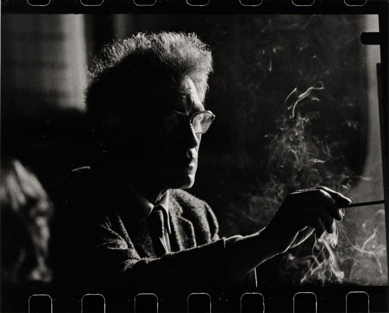 Auf diesem Bild ist das folgende Kunstwerk zu sehen: Ernst Scheidegger. Alberto Giacometti: Im Atelier. 1965.