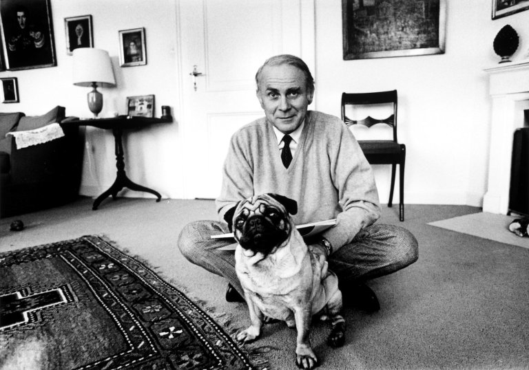 Auf diesem Bild ist das folgende Kunstwerk zu sehen: Stefan Moses. „loriot haus ammerland mit engl. mops ‘gilbert‘ in seinem studio“. 1966.