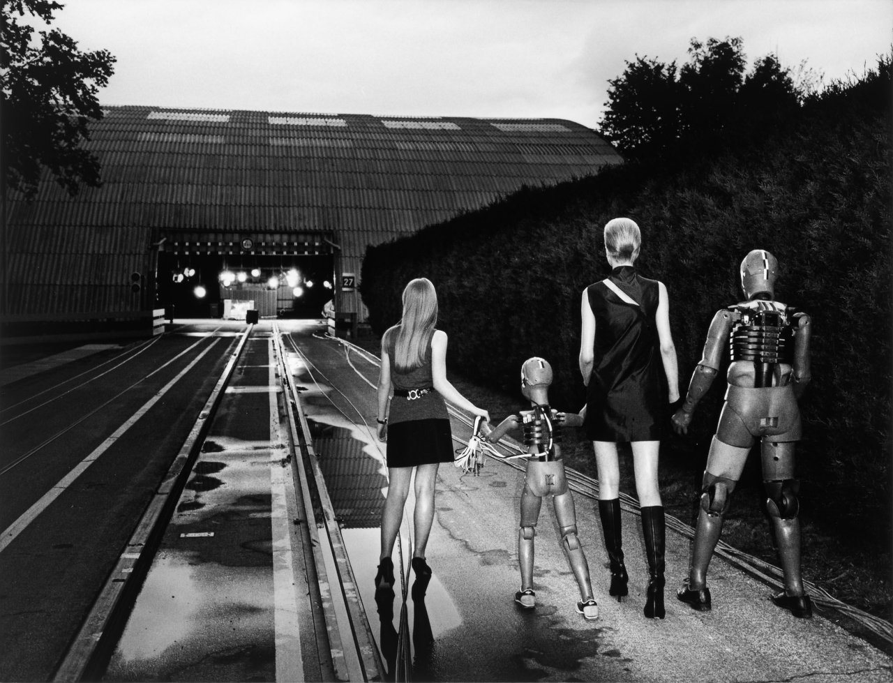 Auf diesem Bild ist das folgende Kunstwerk zu sehen: Helmut Newton. „'Going home' France“. 1997.