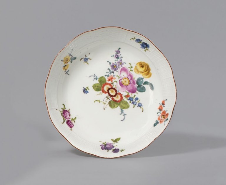 Auf diesem Bild ist das folgende Kunstwerk zu sehen:  Porzellanmanufaktur Meissen. Schüssel mit Ozier-Relief, Deutschen Blumen und brauner Randkante. Um 1760.
