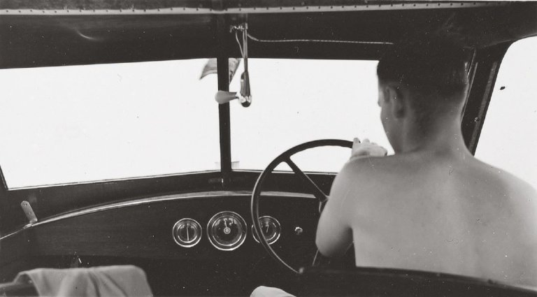 Auf diesem Bild ist das folgende Kunstwerk zu sehen:  Anonym. Dave piloting Mels Boat, Sandusky. 1942.
