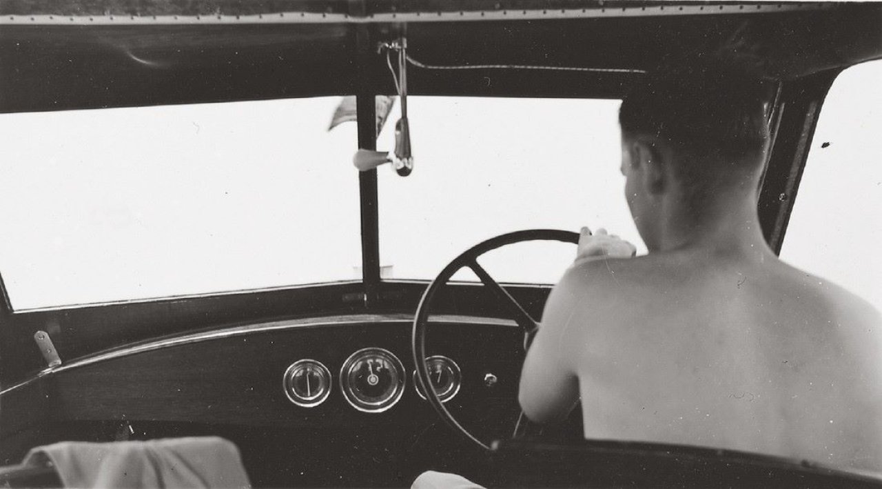 Auf diesem Bild ist das folgende Kunstwerk zu sehen:  Anonym. Dave piloting Mels Boat, Sandusky. 1942.