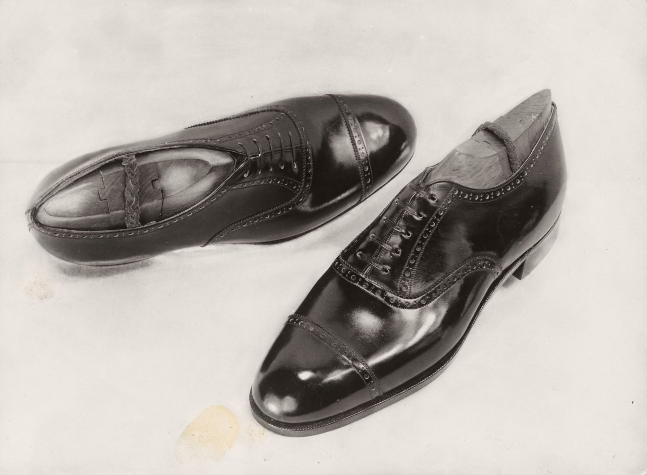 This picture shows the following artwork:  Yva (i.e. Else Neuländer). Men's Shoes. Circa 1932/33.