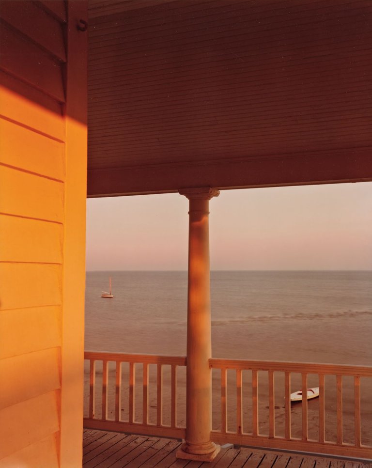 Auf diesem Bild ist das folgende Kunstwerk zu sehen: Joel Meyerowitz. Porch, Providence. 1981.